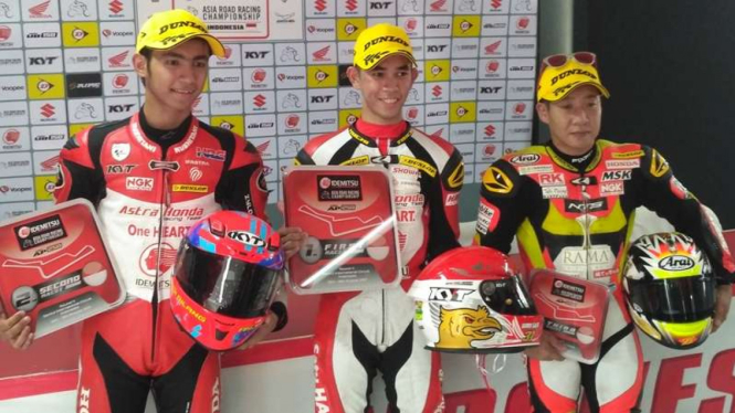 Pembalap Astra Honda Racing Team, Gerry Salim dan Andi 'Gilang' Farid Izdihar