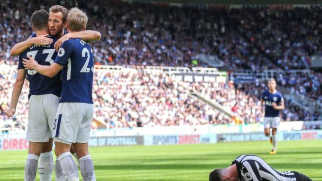 Para pemain Tottenham Hotspur merayakan gol 