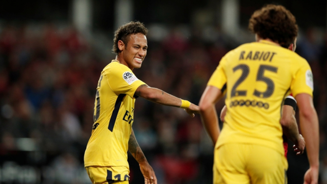 Pemain PSG, Neymar Jr, mencetak gol ke gawang Guingamp.