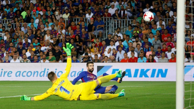 Bek Barcelona, Gerard Pique melakukan gol bunuh diri saat melawan Real Madrid
