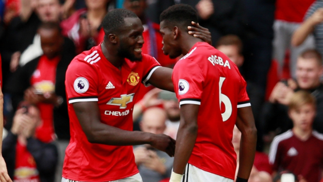 Pemain MU, Romelu Lukaku dan Paul Pogba melakukan selebrasi gol.