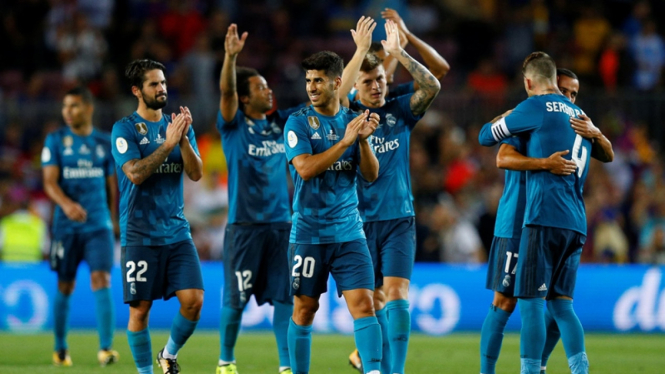 Pemain Real Madrid bergembira usai menang atas Barcelona