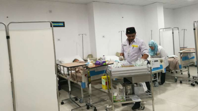 Petugas berada di Klinik Kesehatan Haji Indonesia di Mekah.