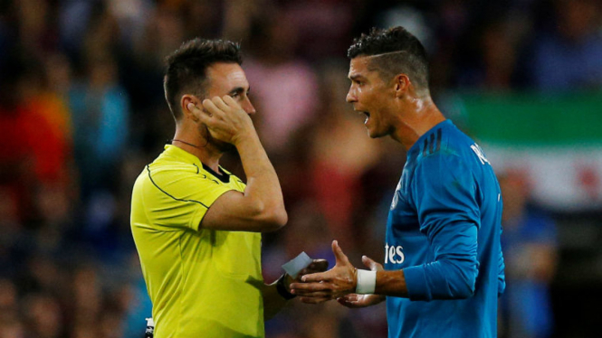 Bintang Real Madrid, Cristiano Ronaldo, saat protes ke wasit.