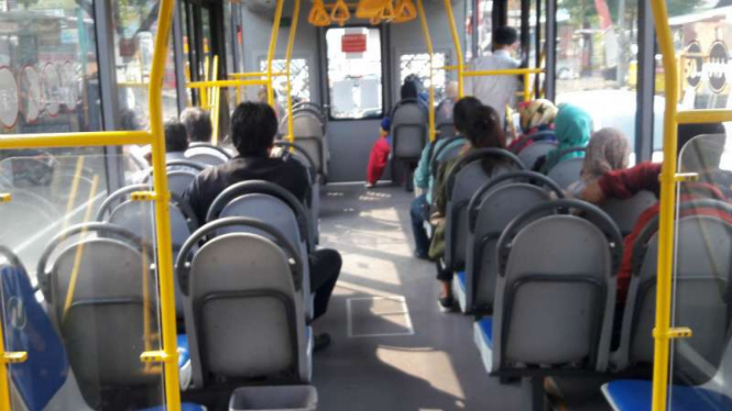 Bus TransJakarta koridor 13