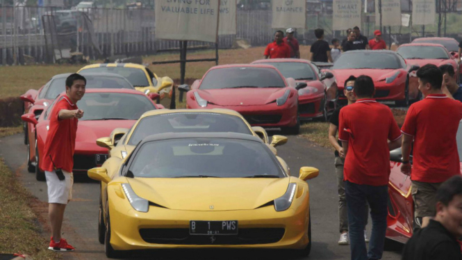 Komunitas pecinta Ferrari menguji Sirkuit JalananBSD City, Serpong.