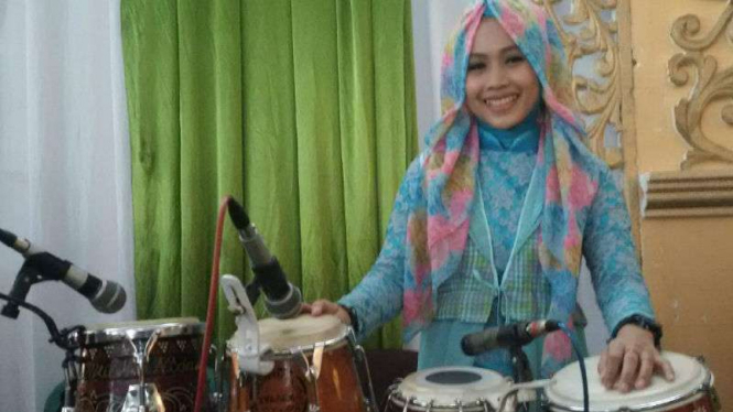 Mutik Nida, perempuan asal Semarang yang dijuluki Ratu Kendang, saat tampil di sebuah acara di Semarang, Jawa Tengah, pada Senin, 14 Juli 2017.