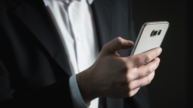Ilustrasi pria menggunakan ponsel untuk belanja online