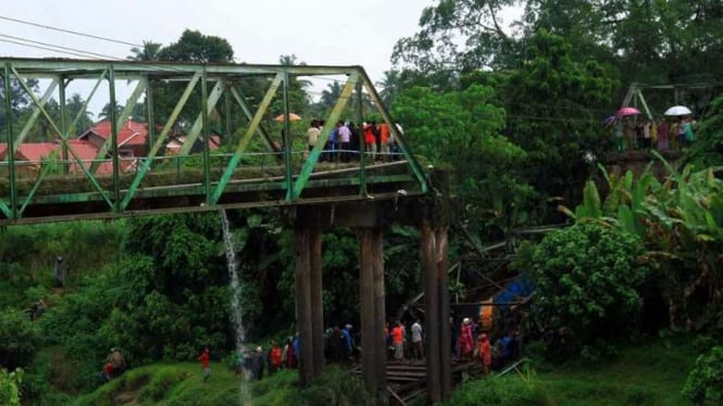 Kondisi jembatan yang ambruk di Lubuak Aluang, Padang Pariaman, Sumbar.