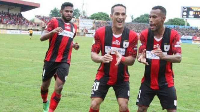 Para pemain Persipura Jayapura merayakan gol