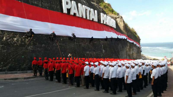 Kepolisian Daerah Bali memecahkan rekor dunia kategori pembentangan bendera Merah Putih di tebing Pantai Pandawa, Kabupaten Badung, Bali, pada Senin, 14 Agustus 2017.