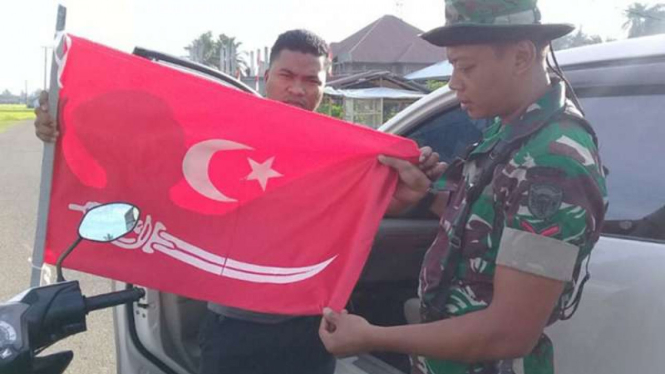 Bendera Alam Peudeng milik Kerajaan Aceh Darussalam yang diturunkan oleh kepolisian dan TNI di Kabupaten Pidie Jaya Aceh, Kamis (10/8/2017)