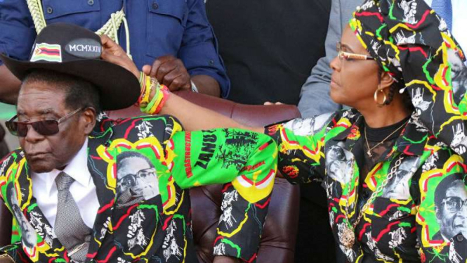 Presiden Zimbabwe Mugabe dan istrinya Grace Mugabe