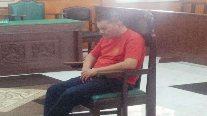 Terdakwa penistaan agama Antoni saat mendengarkan amar putusan di PN Medan.