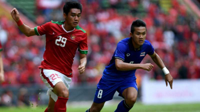 Pemain Timnas Indonesia U-22, Septian David Maulana (kiri)