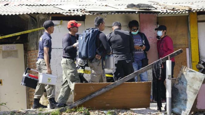 Petugas Kepolisian mengamankan area penangkapan terduga teroris di daerah Jajaway, kelurahan Antapani Kidul Bandung, Jawa Barat, Selasa (15/8/2017)