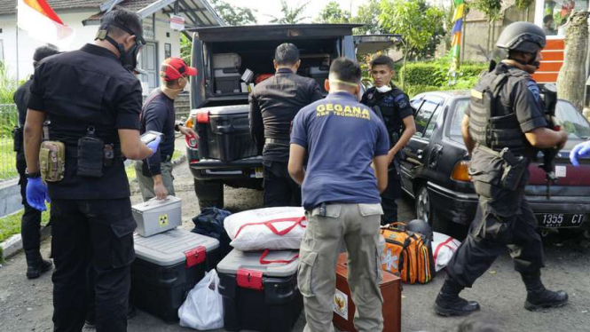 Pemeriksaan rumah terduga teroris di Kota Bandung Jawa Barat, Selasa (15/8/2017).