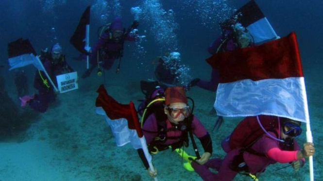 Bhayangkari kibarkan bendera merah putih di bawah laut