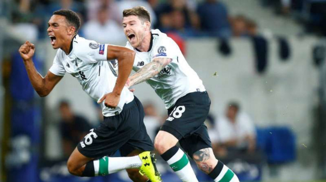 Pemain Liverpool, Trent Alexander-Arnold (kiri) rayakan gol ke gawang Hoffenheim