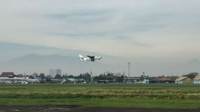 Uji terbang perdana pesawat buatan PT Dirgantara Indonesia, N-219, di Bandara Husein Sastranegara, Kota Bandung, Jawa Barat, pukul 09.13 WIB, Rabu, 16 Agustus 2017.