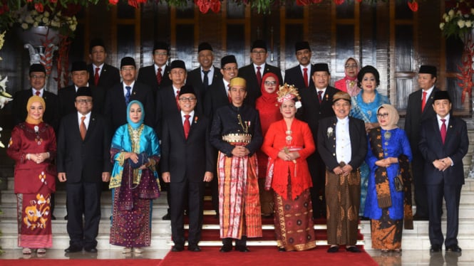 Presiden Joko Widodo dan Wakil Presiden Jusuf Kalla bersama para pimpinan tinggi lembaga negara berfoto bersama saat menghadiri pembukaan Sidang Tahunan MPR Tahun 2017 di Kompleks Parlemen, Senayan, Jakarta, Rabu (16/8/2017).