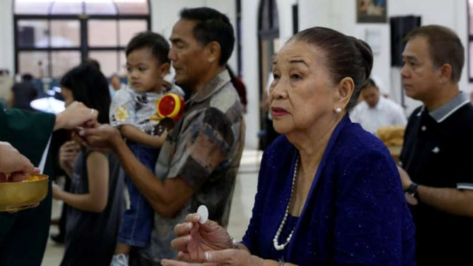 Warga Guam melakukan doa bersama di dalam gereja.