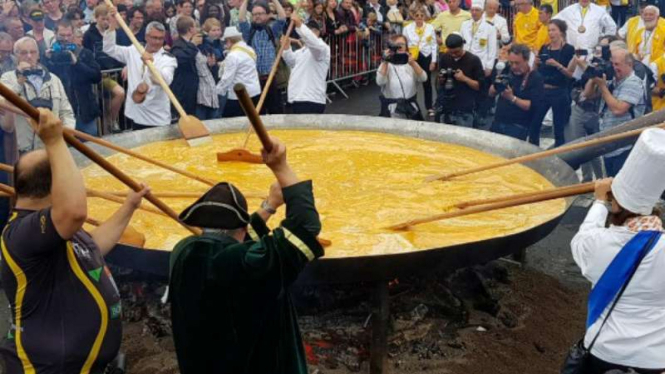 Tradisi pembuatan omelet raksasa di Belgia