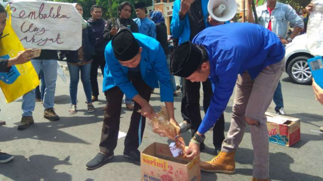 Puluhan aktivis organisasi Pergerakan Mahasiswa Islam Indonesia cabang Kota Malang berdemonstrasi dengan menyembelih ayam di depan Markas Polres setempat pada Rabu, 16 Agustus 2017.