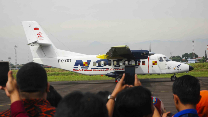 Pesawat N219 mendapat sambutan meriah dari masyarakat di Bandung begitu mendarat.