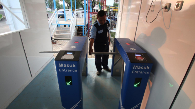 Layanan Bus Transjakarta di Ibu Kota sudah menerapkan pembayaran dengan kartu. 