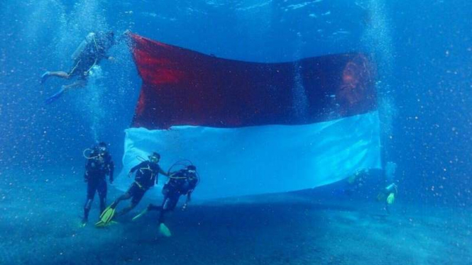 Polda Bali kibarkan bendera di dasar laut 