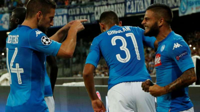 Para pemain Napoli rayakan gol Dries Mertens