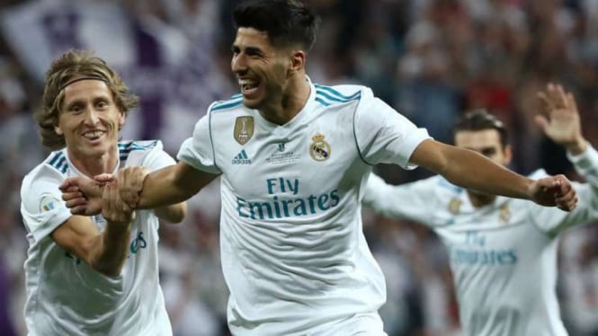 Para pemain Real Madrid rayakan gol Marco Asensio