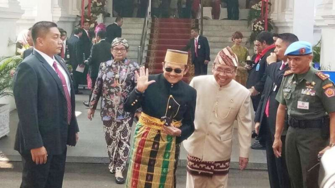 Presiden RI ketiga BJ Habibie menggunakan pakaian adat bugis di HUT RI