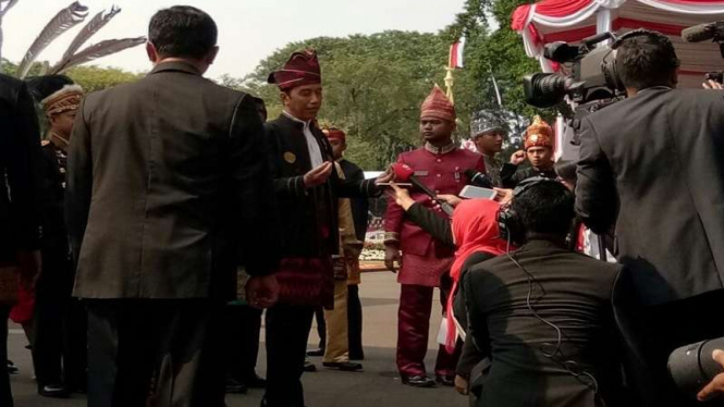 Presiden Joko Widodo mengenakan baju adat Tanah Bumbu Kalimantan Selatan 