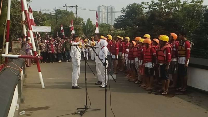 Upacara HUT RI di jembatan tua berusia 100 tahun di Depok.