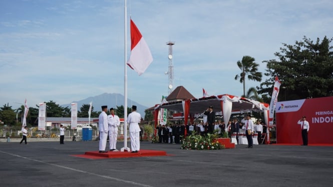 Dirut Pertamina Ellia Massa Manik memimpin peringatan HUT RI 72 di Solo