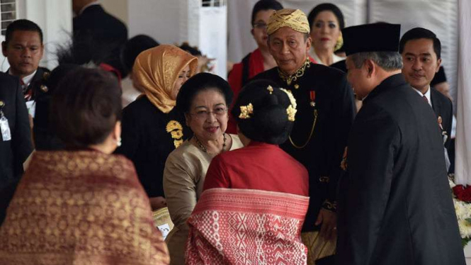 Megawati Soekarnoputri bertemu dengan Susilo Bambang Yudhoyono di Istana Merdeka.