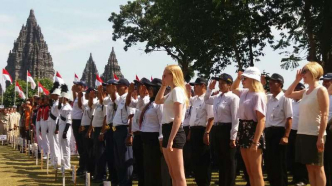 Turis asing ikut upacara 17 Agustus di Candi Prambanan