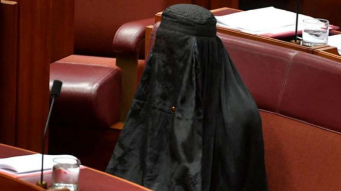 Anggota Senat Australia mengenakan burka untuk kampanye anti-burka.