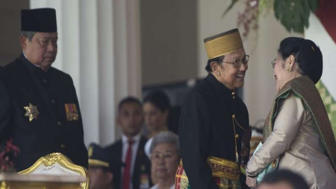 Mantan Presiden Megawati Soekarnoputri (kanan) bersama Habibie dan SBY