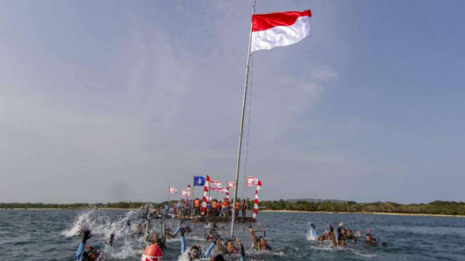 Pengibaran bendera Merah Putih dari bawah laut