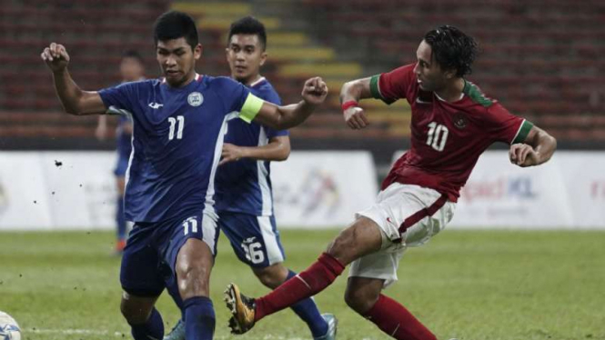 Striker Timnas Indonesia U-22, Ezra Walian (kanan)