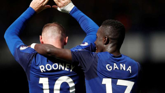 Pemain Everton, Wayne Rooney rayakan gol Idrissa Gana Gueye