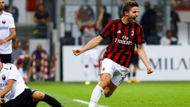 Winger AC Milan, Fabio Borini rayakan gol