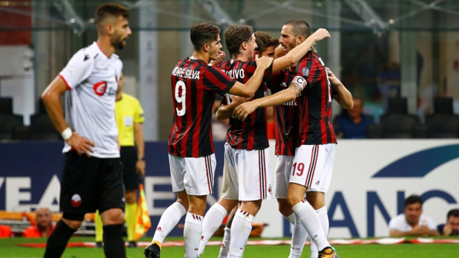 Pemain AC Milan merayakan gol.