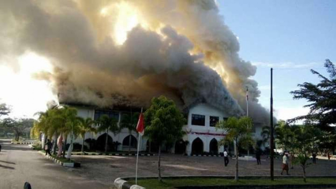 Gedung Biro Rektorat Universitas Malikussaleh, Kota Lhokseumawe, Aceh dibakar oleh mantan pegawai honorer kampus itu pada Jumat, 18 Agustus 2017.