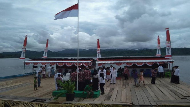 Upacara peringatan Hari Kemerdekaan Indonesia yang ke-72 tahun di atas laut.
