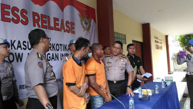 Seorang warga Nigeria dan Indonesia yang berhasil diamankan kepolisian dalam sindikat narkoba internasional, Jumat (18/8/2017)