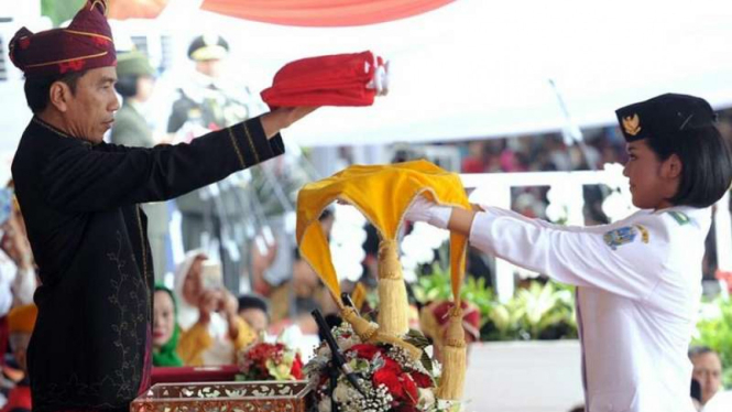 Presiden Joko Widodo saat menerima bendera merah putih di Upacara HUT RI 72